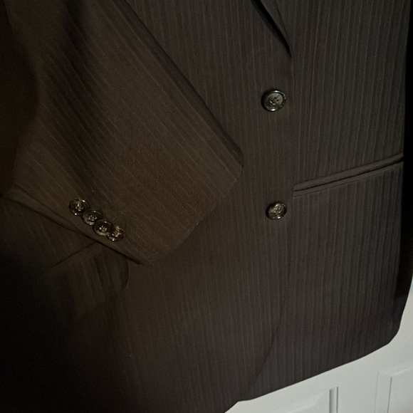Daniel Hechter 2 button suit. 50 coat 45 pant. Dark brown w/ blue pinstripe - Picture 2 of 14